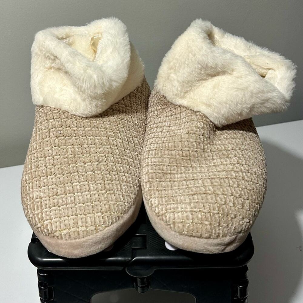 Cozy Tan Women's Slippers Size M/L